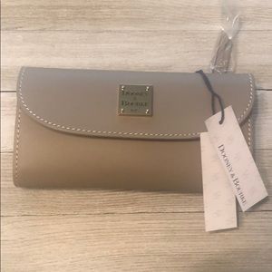 Dooney & Bourke wallet